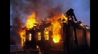 Ağdaşda ev yandı