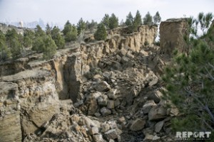 Nazirlik: “Bayıl sürüşmə zonasında torpaq qatı ağırlaşıb, ərazidə onlarla çat var”