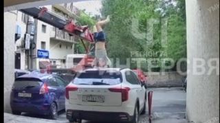 Yeniyetmə qız hündürlükdən başıüstə “Haval”ın üstünə düşdü - VİDEO 