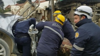 FHN betonqarışdıran maşının avtomobilin üzərinə aşması barədə məlumat yaydı  - VİDEO