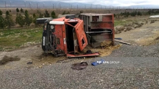 Bakı-Quba yolunda “KamAZ” aşıb