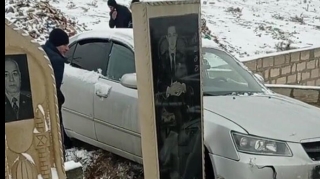 "Prius"un vurduğu qəbir daşını indi də "Sonata" əzdi - Azərbaycanda qəribə qəza   - VİDEO