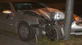 “Mercedes” işıq dirəyinə çırpıldı