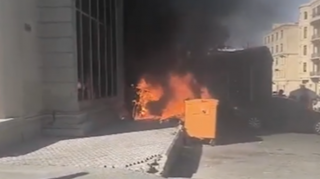 Çəkdiyi siqareti karton qutuya atdı, yanğın baş verdi - VİDEO