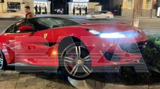Yarım milyon dollarlıq “Ferrari” səkiyə çırpıldı  - VİDEO - FOTO