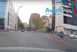 Bakıda moped sürücüsündən ağlasığmaz hərəkət  - VİDEO