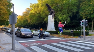 Kəndirbaz 2 işıqforun arasında şou göstərdi 