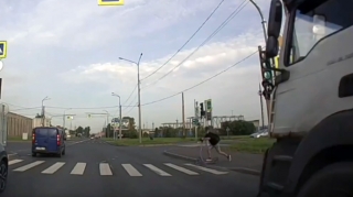 Keçiddə gözləməyə səbri çatmayan skuter sürücüsünü yük maşını vurdu  - VİDEO