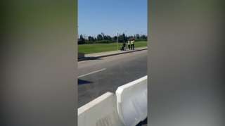 Сотрудники бакинской полиции оказали помощь прибывшему на стадион инвалиду   - ВИДЕО