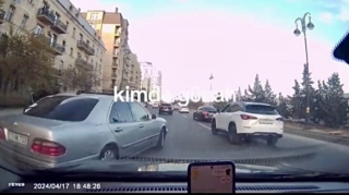Водитель маневрировал и врезался в Mercedes - ВИДЕО 