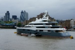 Milyarder 98 metrlik yaxtasını evinin qarşısında saxladı, sakinlər hiddətləndi