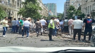 Bakıda ağac yolun ortasına aşdı, xəsarət alan var  - FOTO