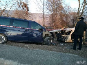 Qaxda mikroavtobusla minik avtomobili toqquşub, ölən var - VİDEO