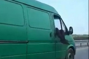 Bu dəfə sərnişinin ayaqları "göydə qaldı"; sürücü isə yol vermədi - VİDEO