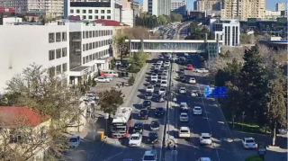 Bakının bir sıra yollarında nəqliyyatın sıxlığı yarandı 