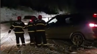 Жители города Шуша оказались заблокированы в автомобиле - ВИДЕО