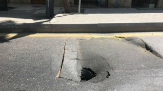 Sürücülərin NƏZƏRİNƏ:  Metrostansiya yaxınlığında yol çökdü  - FOTO