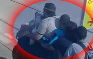 Nəqliyyatda təhlükəli anlar: 2 nəfərlik yerə, 4 məktəbli mindirdi - VİDEO