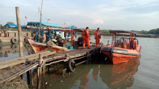İndoneziyada qayıq gəmi ilə toqquşdu, onlarla insan itkin düşdü