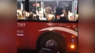 “BakuBus”un sürücüsü avtobusu saxlayıb namaz qıldı - Qurumdan AÇIQLAMA   - VİDEO