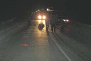 Maşın beton maneəyə çırpıldı: 2 yaralı - Yevlaxda