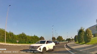 “Changan” əks yola çıxdı, skuter sürücüsü də ondan geri qalmadı   - VİDEO