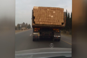 Yollarda təhlükə                    - Sürücü dövlət nömrə nişanını palçıqla bağlayıb - VİDEO