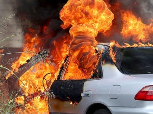 Müğənninin maşınını partlatdılar: Özü içində olub - VİDEO