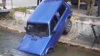 Beyləqanda “Niva” öz-özünə sürüşüb kanala düşdü    - VİDEO