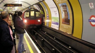 Metroda vaqonun damında 2 qız cəsədi tapılıb 