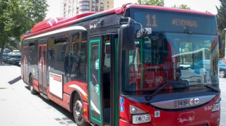 Sərnişinlər yolda qalır - 11 saylı avtobus niyə gecikir? - VİDEO 