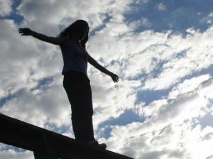 Polis intihara cəhd edən qızı havada tutdu - VİDEO