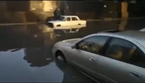 Bakıda yağışdan sonra üzən maşınlar - VİDEO