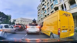 Bir neçə saniyə qazanmaq üçün digər avtomobilləri təhlükəyə atdı    - VİDEO