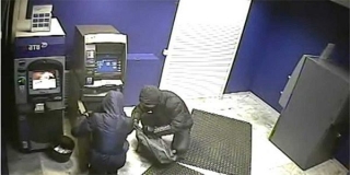 Diqqətli olun! - Dələduzlar indi də pulları belə mənimsəyir  - FOTO