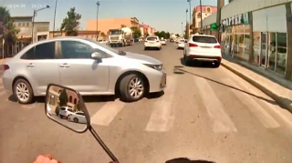 Təhlükəli manevr edən sürücü motosikletçiyə qəza şəraiti yaratdı, ardınca…   - VİDEO