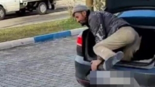 Müdir üstü tozlu olan işçisini baqaja mindirdi - VİDEO 