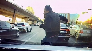 Maşının qabağına qəfil atılan gənc oğlan  qəzadan saniyə ilə qurtuldu  - REAL VİDEO