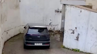 Yasamalda sürücü qarajın girişini bağladı – Yarım saat gözləyən sakin geri qayıtdı  - VİDEO