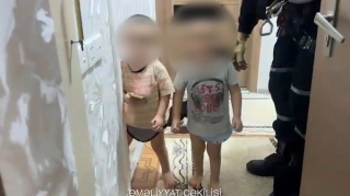 Bağlı qapı arxasında qalan azyaşlılar belə xilas edildi - VİDEO 