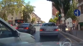 Bakıda "qırmızı"da keçən avtomobil zəncirvari qəza törətdi - ANBAAN VİDEO 