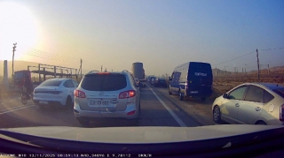 Bu yolda 50-yə yaxın sürücü eyni qaydanı pozaraq hərəkəti iflic etdi  - VİDEO