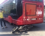 Motosiklet "Baku Bus"un altına girdi - FOTOLAR