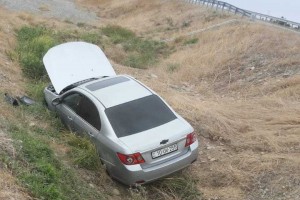 Kürdəmirdə avtomobil yoldan çıxaraq aşıb - FOTO