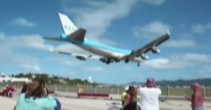 Təyyarənin küləyi turist qadını öldürdü - VİDEO