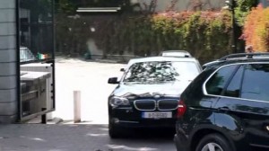 Trampın  "Vəhşi"si Kral sarayının qapısına ilişdi - VİDEO