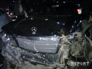 Şəmkirdə avtomobil ağaca çırpıldı, ölən var