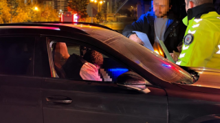 Sərxoş sürücü qırmızı işıqda yuxuya getdi; sonra polisi hədələdi  - FOTO