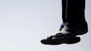 Bakıda dəhşətli mənzərə - yol kənarında asılmış meyit aşkarlandı