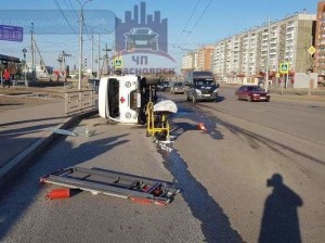 Dəhşətli qəza: Körpə təcili yardım maşınından yola düşdü  - VİDEO